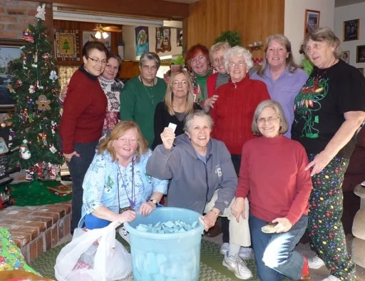 Chiloquilters raffle Chiloquilters drawing the winning raffle ticket
