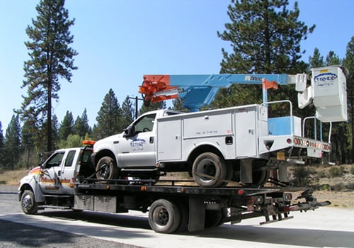 Chiloquin Towing: moving a commercial bucket truck